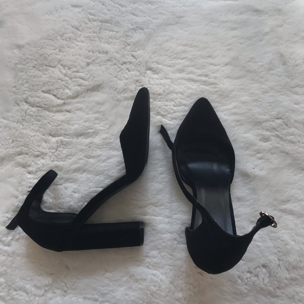 Pointed velvet black heels